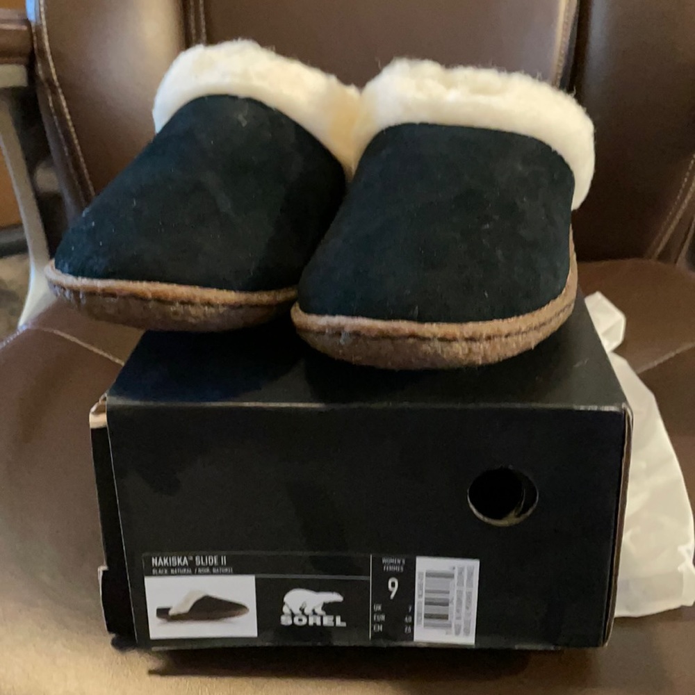 NIB women’s Sorel slippers in black size 9